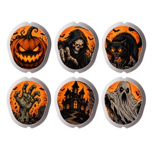 Può includere: Un set di sei inserti decorativi di forma ovale con immagini di Halloween su sfondo arancione. I disegni includono una zucca, un tristo mietitore, un gatto nero, una mano di zombie, una casa stregata e un fantasma, tutti bordati di bianco.
