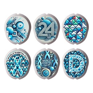 Op de afbeelding: Zes ronde zelfklevende pleisters voor glucosemonitors met blauwgekleurde ontwerpen. De patronen bevatten geometrische vormen, het getal 24, een World Diabetes Day-lint, de tekst World Diabetes Day en een grote letter D in blauwe en witte tinten.