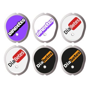 Peut inclure: Six patchs adhésifs circulaires pour capteurs médicaux, chacun doté d'un trou central. Les motifs incluent un fond violet avec texte blanc, blanc avec texte violet, blanc avec rectangle rouge et texte noir, et noir avec texte orange.