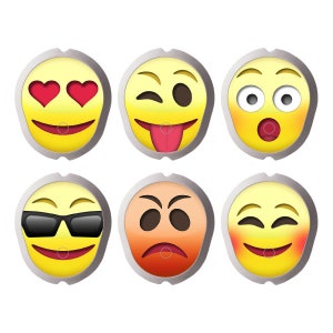 Op de afbeelding: Zes gele emoji-gezichten met verschillende uitdrukkingen, waaronder hartjes voor de ogen, een knipoog, een verrast gezicht, een frons, een zonnebril en een glimlach. De emoji's staan op een witte achtergrond.