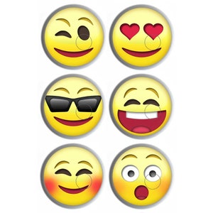 Pode incluir: Seis adesivos emoji amarelos com várias expressões. Os emojis incluem um rosto piscando, um rosto com olhos de coração, um rosto com óculos de sol, um rosto rindo, um rosto corado e um rosto surpreso. Cada emoji tem um piercing no nariz.
