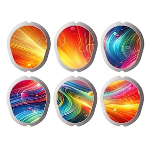 Può includere: Un set di sei cuscinetti adesivi di forma ovale con vivaci disegni astratti multicolori, caratterizzati da linee vorticose, scie luminose e piccole sfere circolari nei toni dell'arancione, giallo, rosso, blu, verde e viola su sfondi scuri.