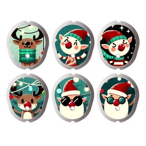 Pode incluir: Um conjunto de seis adesivos circulares com ilustrações festivas. Os designs incluem renas com narizes vermelhos, elfos com gorros vermelhos e personagens usando óculos de sol, todos sobre fundos com luzes de natal decorativas.