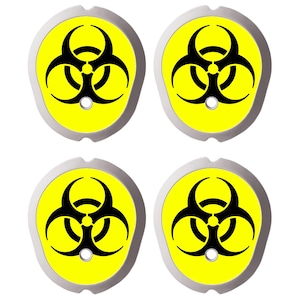 Può includere: Quattro adesivi circolari con uno sfondo giallo brillante e un audace simbolo di rischio biologico nero centrato su ciascuno. Ogni adesivo presenta un bordo color argento e un piccolo ritaglio circolare sul bordo inferiore.