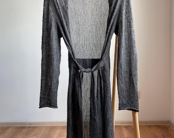 Vestido largo tipo cárdigan con cinturón de punto de lana arrugada de Sarah Pacini