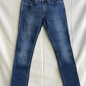 Puede incluir: Un letrero de madera r&uacute;stica con el texto "Welcome to our porch" en letras blancas. El letrero presenta un acabado envejecido y un dise&ntilde;o sencillo y acogedor, perfecto para la decoraci&oacute;n exterior.