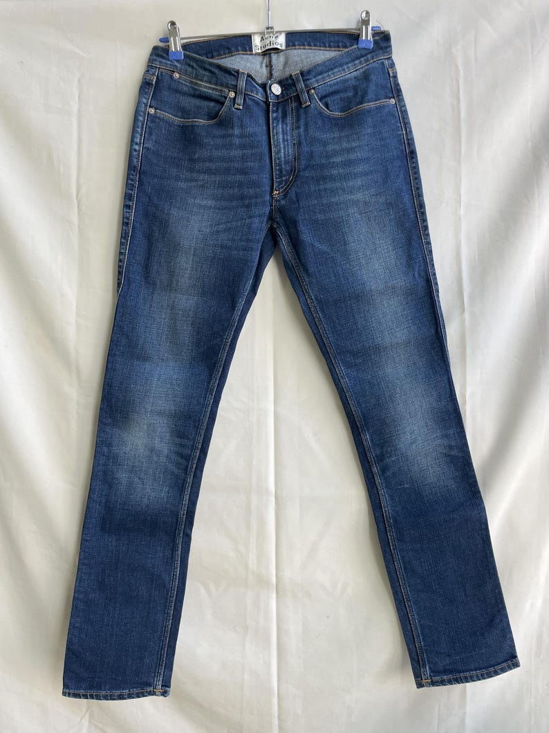 Puede incluir: Un letrero de madera r&uacute;stica con el texto "Welcome to our porch" en letras blancas. El letrero presenta un acabado envejecido y un dise&ntilde;o sencillo y acogedor, perfecto para la decoraci&oacute;n exterior.