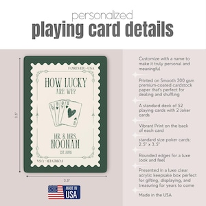 K&ouml;nnte beinhalten: Ein personalisiertes Kartenspiel mit dunkelgr&uuml;nem Rand und cremefarbener Mitte, bedruckt mit dem Text HOW LUCKY ARE WE? MR. & MRS. NOONAN EST. 2026 und einer Grafik von vier Spielkarten. Die Karten messen 6,35 cm mal 8,89 cm und sind in den USA hergestellt.