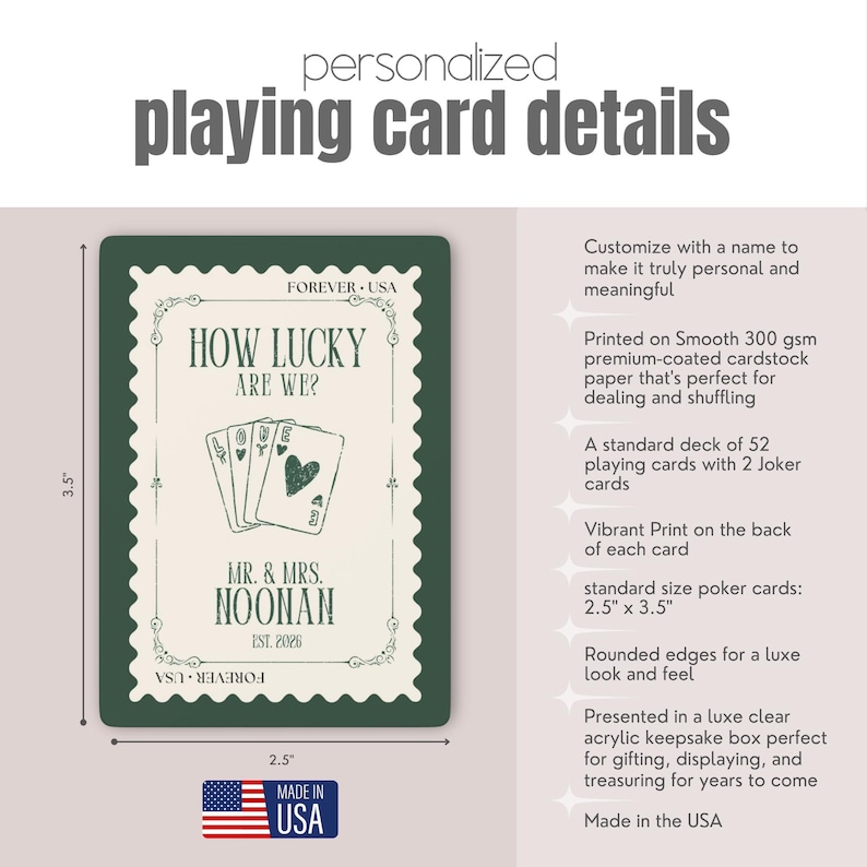 K&ouml;nnte beinhalten: Ein personalisiertes Kartenspiel mit dunkelgr&uuml;nem Rand und cremefarbener Mitte, bedruckt mit dem Text HOW LUCKY ARE WE? MR. & MRS. NOONAN EST. 2026 und einer Grafik von vier Spielkarten. Die Karten messen 6,35 cm mal 8,89 cm und sind in den USA hergestellt.