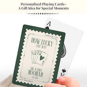 K&ouml;nnte beinhalten: Personalisierte Spielkarten mit dunkelgr&uuml;nem Rand und cremefarbener Mitte. Der Text lautet PLAY YOUR CARDS RIGHT! Personalized Playing Cards- A Gift Idea for Special Moments, HOW LUCKY ARE WE?, MR. & MRS. NOONAN, EST. 2026 und FOREVER USA.