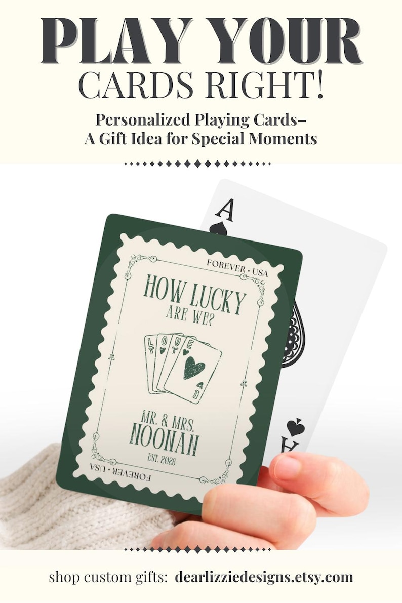 K&ouml;nnte beinhalten: Personalisierte Spielkarten mit dunkelgr&uuml;nem Rand und cremefarbener Mitte. Der Text lautet PLAY YOUR CARDS RIGHT! Personalized Playing Cards- A Gift Idea for Special Moments, HOW LUCKY ARE WE?, MR. & MRS. NOONAN, EST. 2026 und FOREVER USA.
