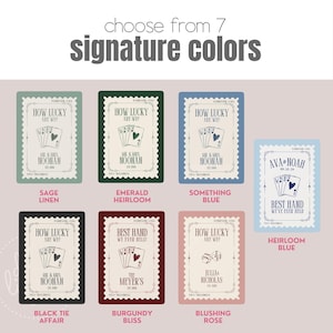 K&ouml;nnte beinhalten: Sieben rechteckige Karten im Briefmarken-Stil mit Spielkarten-Grafiken und individuellem Text. Die Farben umfassen Salbei, Smaragd, Blau, Schwarz, Burgunderrot und Ros&eacute;. Der Text enth&auml;lt "How lucky are we?" sowie "Best hand we've ever held".