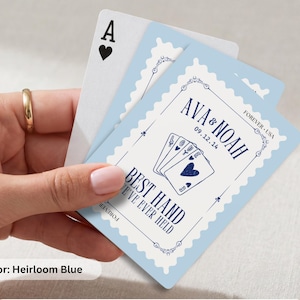 K&ouml;nnte beinhalten: Ein Kartenspiel mit einem hellblauen, briefmarkenf&ouml;rmigen Rand und dunkelblauem Text, der AVA & NOAH, 09.12.14 und BEST HAND WE'VE EVER HELD lautet, sowie einer Grafik von vier Spielkarten, die ein Herz-Symbol zeigen.