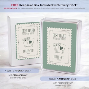 K&ouml;nnte beinhalten: Eine wei&szlig;e Pappschachtel und eine durchsichtige Acrylbox mit einem Kartenspiel. Beide Boxen haben ein salbeigr&uuml;nes, briefmarkenf&ouml;rmiges Etikett mit dem Text "BEST HAND WE EVER HELD!", "JULIE & VU", "09.06.26" und "FOREVER USA".