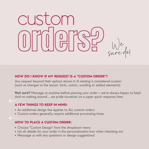 K&ouml;nnte beinhalten: Eine hellrosa Infografik mit dunkelrotem Text, der custom orders? We sure do! lautet. Er erkl&auml;rt, dass Sonderanfertigungen &Auml;nderungen an Layout, Schriftarten, Farben oder Text beinhalten, eine zus&auml;tzliche Designgeb&uuml;hr erfordern und l&auml;ngere Bearbeitungszeiten haben.
