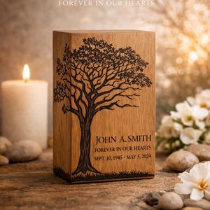 Op de afbeelding: Houten gedenkurn met een boomontwerp en de tekst "In Loving Memory". De urn bevat de naam "JOHN A. SMITH" en de data "SEPT. 10, 1945 - MAY 5, 2024."