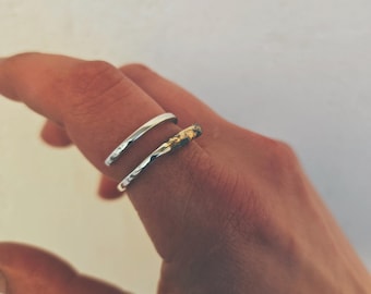 Anillo de fósforo de plata hecho a mano con polvo de oro de 14 quilates y acabado oxidado