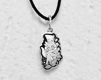 Pendentif chat du Cheshire en argent. Alice au pays des merveilles.