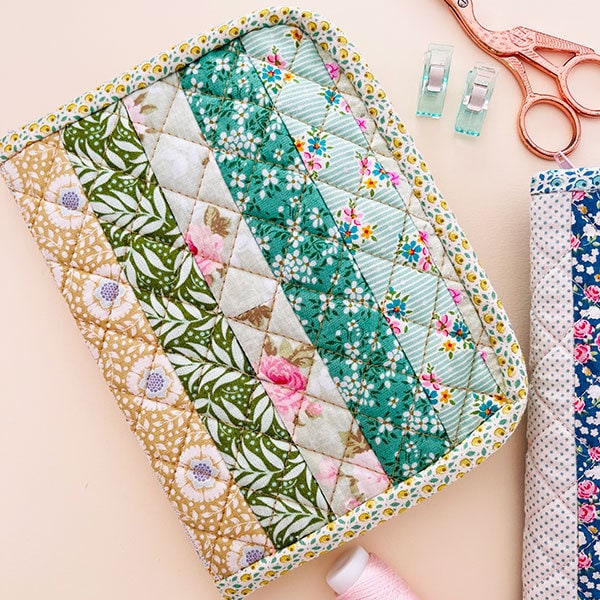 Quilted Crochet Hook Organizer Case - Vintage Accessory