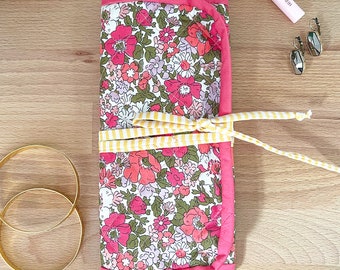 Caja de viaje de joyería de tela floral rosa caliente-Liberty Fabrics-Rollo de viaje de joyería-Bolsa de joyería plegable-Bolsa de joyería de viaje-Regalo para ella