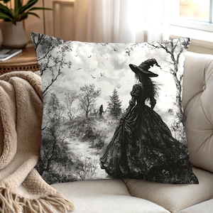 Cuscino gotico con strega, paesaggio forestale in bianco e nero con silhouette di strega mistica, federa dark fantasy