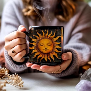 Caneca preta com estampa de sol dourado vintage, design envolvente místico, presente cósmico para amantes da astrologia, xícara de chá rústica