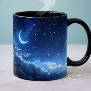 Taza negra con luna creciente y cielo nocturno, taza de café con paisaje de nubes estrelladas, taza de cerámica con paisaje de ensueño celestial, vajilla de cielo cósmico, regalo para amantes de la luna