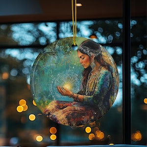 Ornamento di donna mistica, decorazione artistica Boho con energia luminosa, regalo in ceramica di una dea spirituale, ricordo sacro femminile, ornamento per la meditazione
