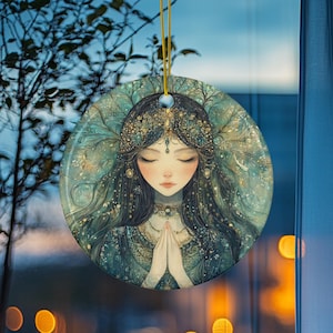 Ornamento di ragazza mistica, ricordo in ceramica con preghiera fantasy, decorazione artistica spirituale boho, regalo di Natale con donna celeste, ornamento etereo per albero