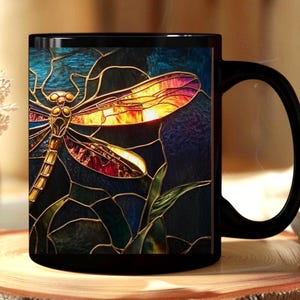 Caneca preta com vitral de libélula: Caneca de café original, presente perfeito para amantes da natureza.