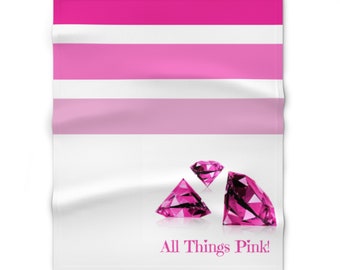 Può includere: Una coperta a righe bianche e rosa con tre gemme di diamante rosa e il testo "All Things Pink!"