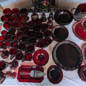 Vintage Avon 1876 Cape Cody Ruby Red Collection - Såsskål med fot - serveringsskål - Desserttallrikar