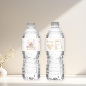 以下が含まれることがあります： パーソナライズされたラベルが付いた透明なプラスチック製ウォーターボトル2本。左側のボトルのラベルには、「Elena's First Birthday」とピンクの城と風船が書かれています。右側のボトルのラベルには、「ありがとう！」と茶色のミッキーマウスの頭が書かれています。
