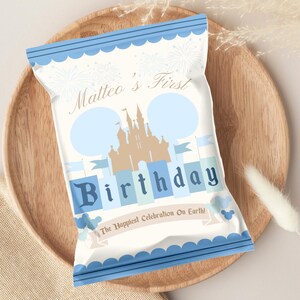 Könnte beinhalten: Ein blauer und weißer Chip-Beutel mit einer Schloss-Illustration und dem Text "Matteo's First Birthday The Happiest Celebration On Earth!"