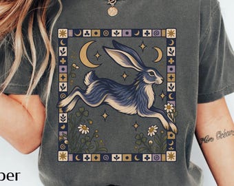 Camiseta de liebre lunar, camiseta de conejo celestial, camiseta de conejo de arte popular, camiseta de naturaleza cottagecore, regalo de liebre mística, camiseta del bosque