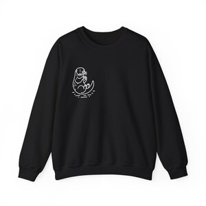 Sudadera minimalista de nutria / Diseño de líneas sencillas / Ropa acogedora inspirada en la naturaleza imagen 3