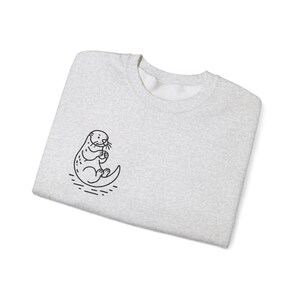 Sudadera minimalista de nutria / Diseño de líneas sencillas / Ropa acogedora inspirada en la naturaleza imagen 9