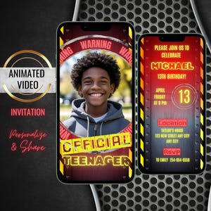 Puede incluir: Una invitación de cumpleaños digital en un teléfono inteligente. La invitación presenta una foto de un adolescente sonriente, con las palabras "Official Teenager". El segundo teléfono muestra los detalles de la fiesta: nombre, fecha, hora y lugar.