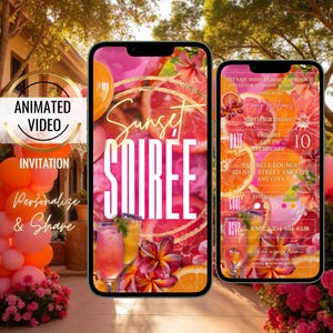 Op de afbeelding: Twee smartphones tonen een "Sunset Soiree"-uitnodiging. Het ontwerp bevat roze en oranje tinten, schijfjes citrusvruchten, cocktails en bloemmotieven. De tekst bevat evenementdetails en "Geanimeerde Video Uitnodiging."