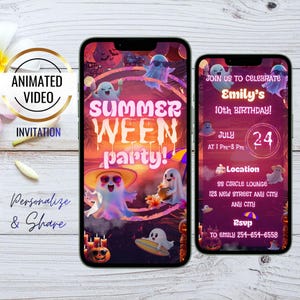 Könnte beinhalten: Zwei Smartphones zeigen eine digitale Einladung zur Summer Ween Party. Die Bildschirme zeigen Geister mit Sonnenbrillen, tropische Blumen und Kürbisse vor einem Sonnenuntergang. Der Text enthält Emilys 10. Geburtstag, den 24. Juli und Veranstaltungsdetails.