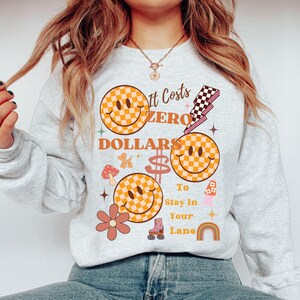 "Retro Farbenfroher ""It Kostes Zero Dollars to Stay in Your Lane" Cricut Schnitt PNG - Motivationszitat Design für DIY-Projekte."