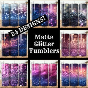 Puede incluir: Nueve diseños diferentes de vasos de purpurina mate. Cada vaso presenta un degradado de purpurina morada, azul y rosa sobre un fondo borroso de luces. El texto "24 DESIGNS!" y "Matte Glitter Tumblers" se muestra en la imagen.