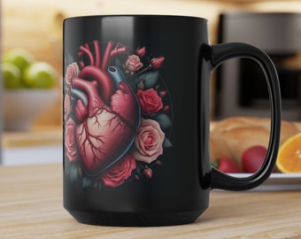 Realistische menschliche Herzanatomie, rote rosa Rosen, Goth, viktorianisches Makaber, Steampunk, Cottagecore schwarze Tasse (11 Unze, 15 Unze)