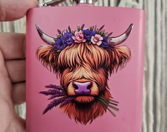 Highland Kuh mit Blumenkrone und Lavendel im Maul haltend, Whisky-Edelstahl-Flachmann, 6 Unze