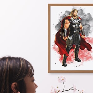 Puede incluir: Una pintura de acuarela de Thor, un superh&eacute;roe de Marvel Comics. Lleva una capa roja y un casco plateado con cuernos. Sostiene un martillo en su mano derecha. El fondo es una acuarela gris y blanca.
