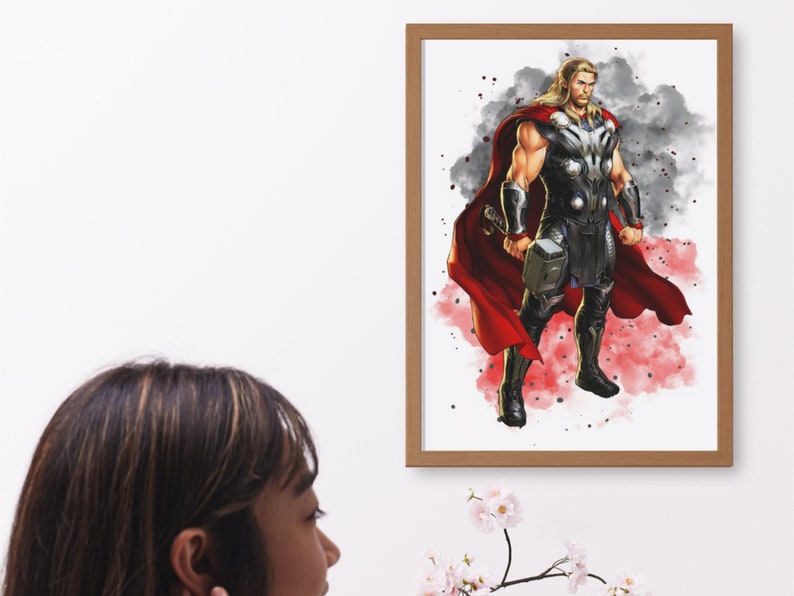 Puede incluir: Una pintura de acuarela de Thor, un superh&eacute;roe de Marvel Comics. Lleva una capa roja y un casco plateado con cuernos. Sostiene un martillo en su mano derecha. El fondo es una acuarela gris y blanca.