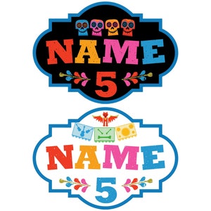 Puede incluir: Dos carteles imprimibles con un tema mexicano colorido. El cartel superior es negro con un borde azul y presenta un dise&ntilde;o de calavera con el texto "NAME 5". El cartel inferior es blanco con un borde azul y presenta un dise&ntilde;o colorido con el texto "NAME 5".