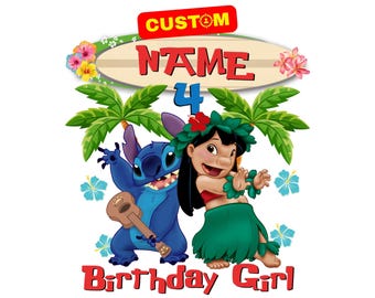 Puede incluir: Un diseño gráfico que muestra al personaje azul Stitch sosteniendo un ukelele marrón y a una niña de cabello negro con una falda de hierba verde y una corona de flores rojas. El texto dice CUSTOM NAME 4 BIRTHDAY GIRL con palmeras e hibiscos.