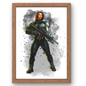 Puede incluir: Una ilustraci&oacute;n digital de un superh&eacute;roe con un traje negro y gris que sostiene un rifle. El fondo es una acuarela gris con salpicaduras blancas.