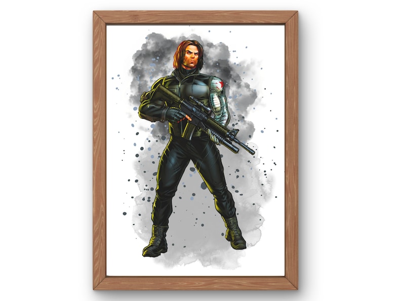 Puede incluir: Una ilustraci&oacute;n digital de un superh&eacute;roe con un traje negro y gris que sostiene un rifle. El fondo es una acuarela gris con salpicaduras blancas.